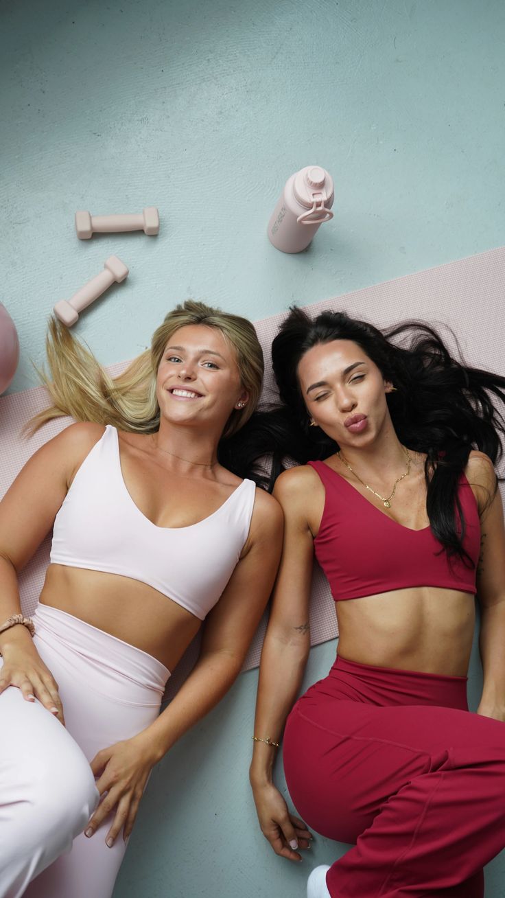 Deux amies allongées sur un tapis — moment doux du dimanche