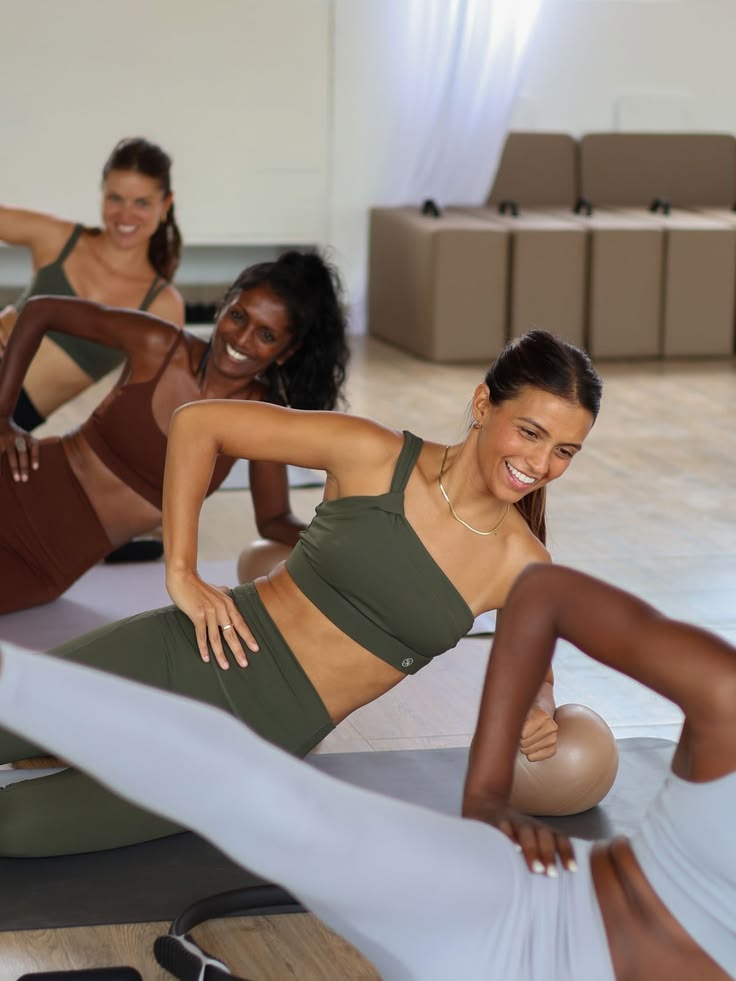 Atmosphère Glowies — Somatic Pilates en studio